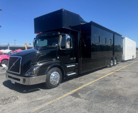 Used 2015 Show Hauler 45’ Tandem Axle Motorcoach