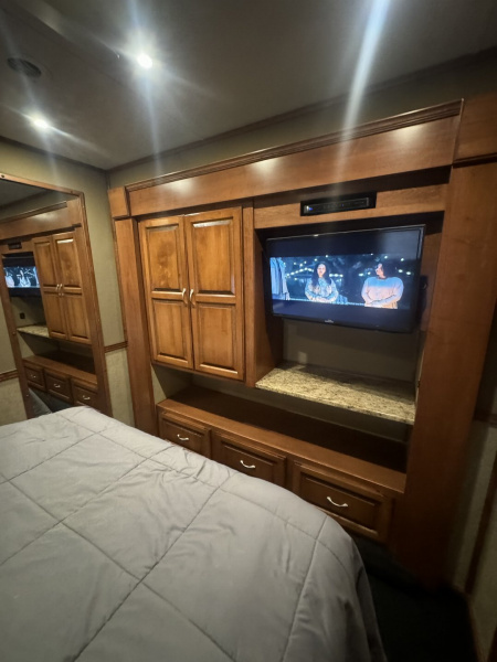 Used 2015 Show Hauler 45’ Tandem Axle Motorcoach