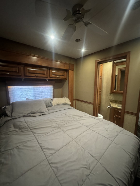 Used 2015 Show Hauler 45’ Tandem Axle Motorcoach