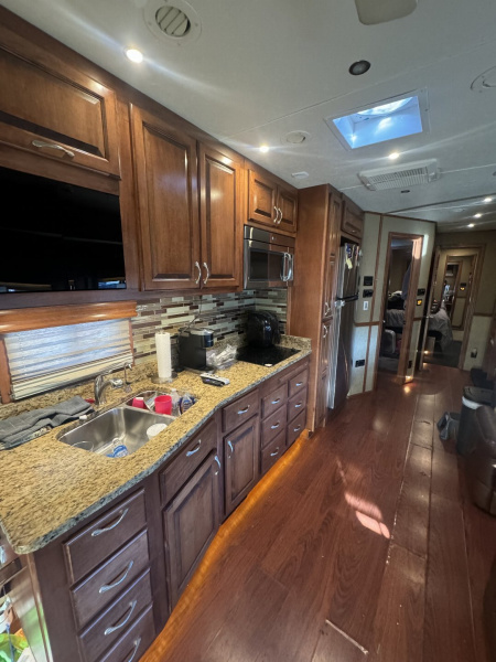 Used 2015 Show Hauler 45’ Tandem Axle Motorcoach