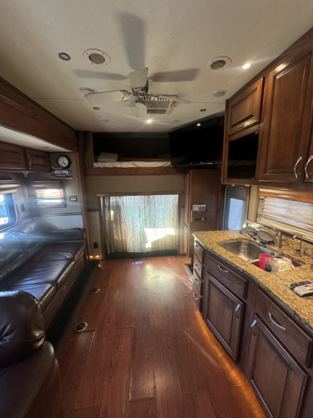 Used 2015 Show Hauler 45’ Tandem Axle Motorcoach