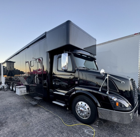 Used 2015 Show Hauler 45’ Tandem Axle Motorcoach