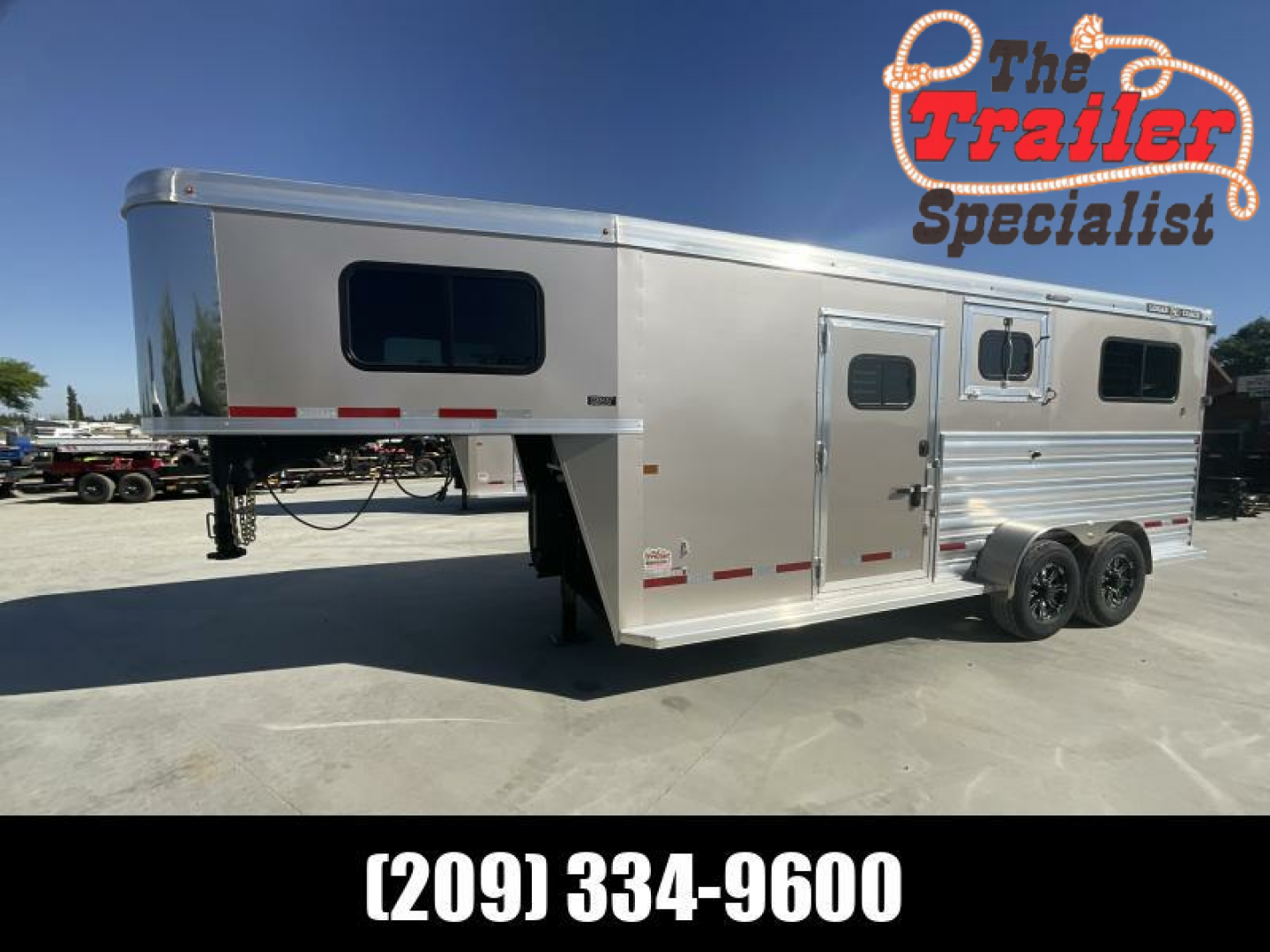 New 2025 Logan Coach RIOT2+1GN STR Horse Trailer