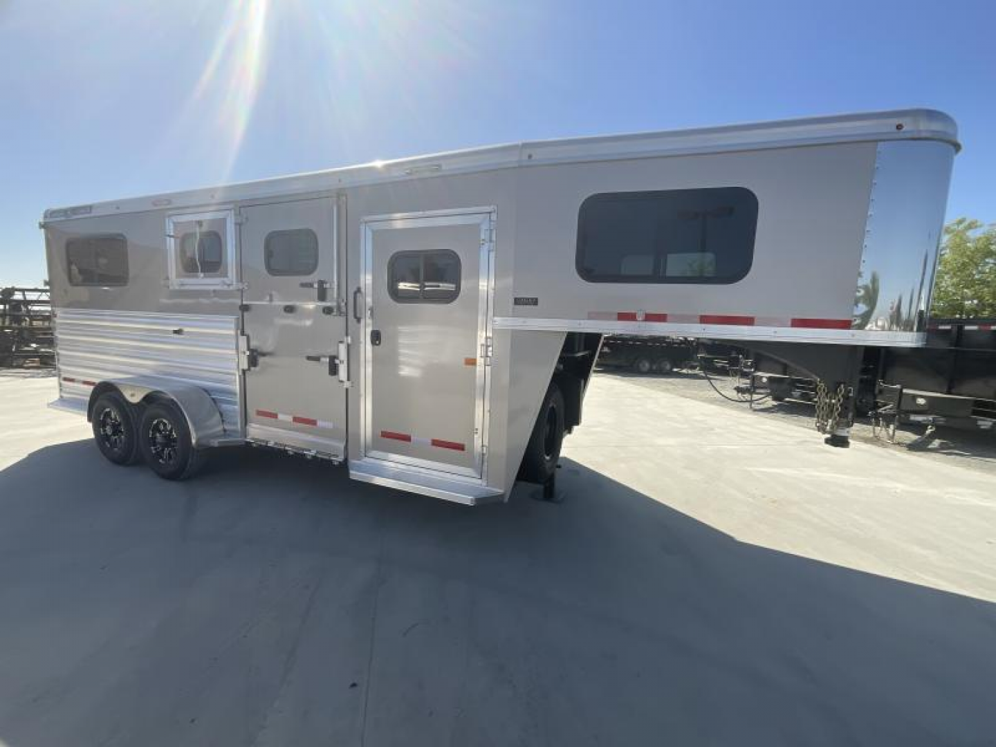 New 2025 Logan Coach RIOT2+1GN STR Horse Trailer