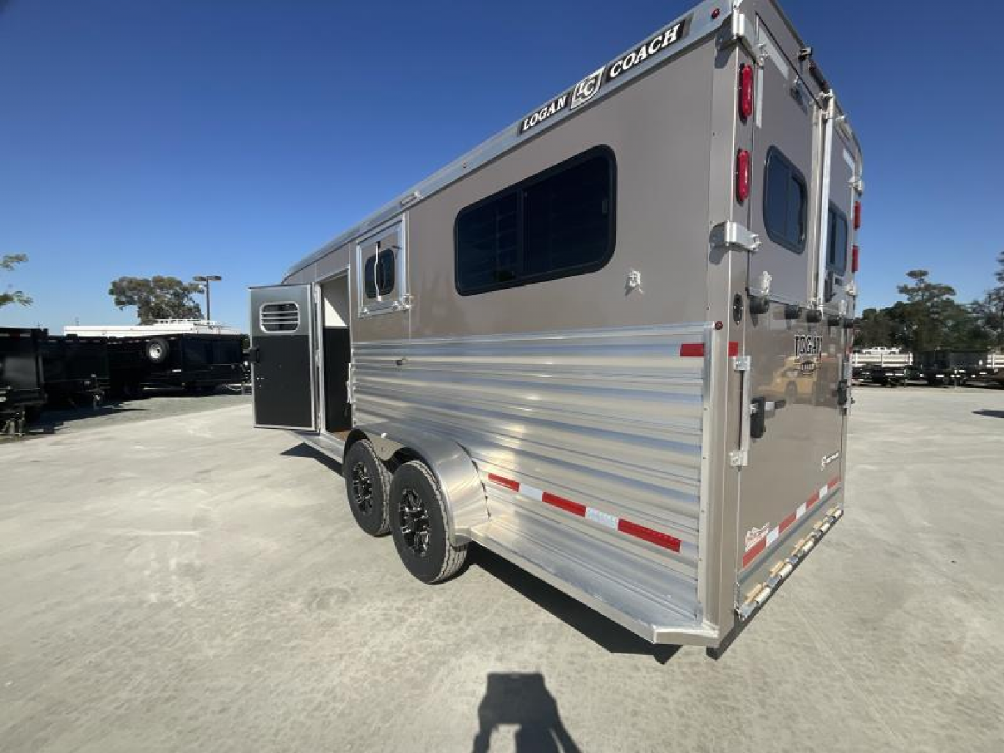 New 2025 Logan Coach RIOT2+1GN STR Horse Trailer