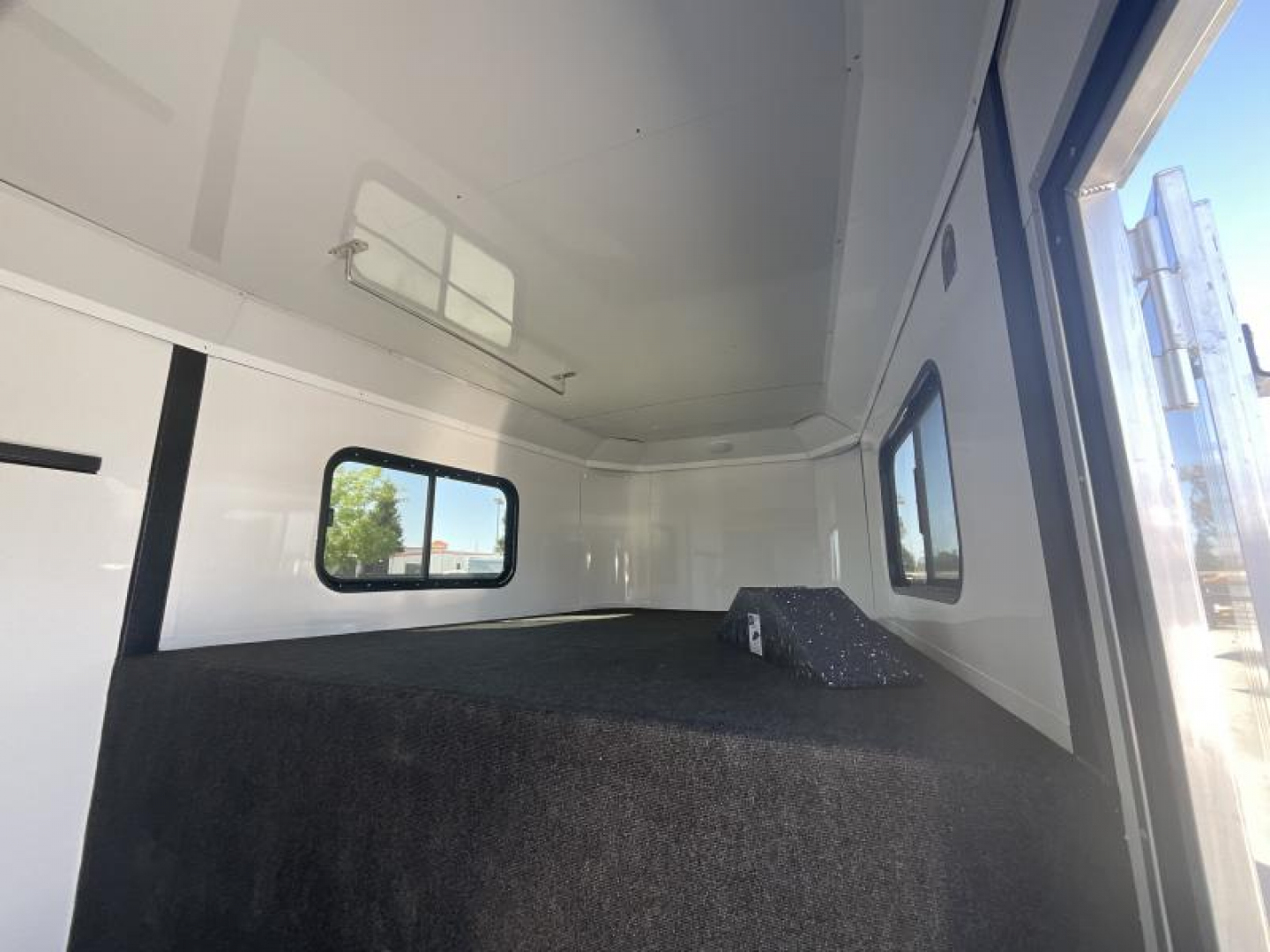 New 2025 Logan Coach RIOT2+1GN STR Horse Trailer