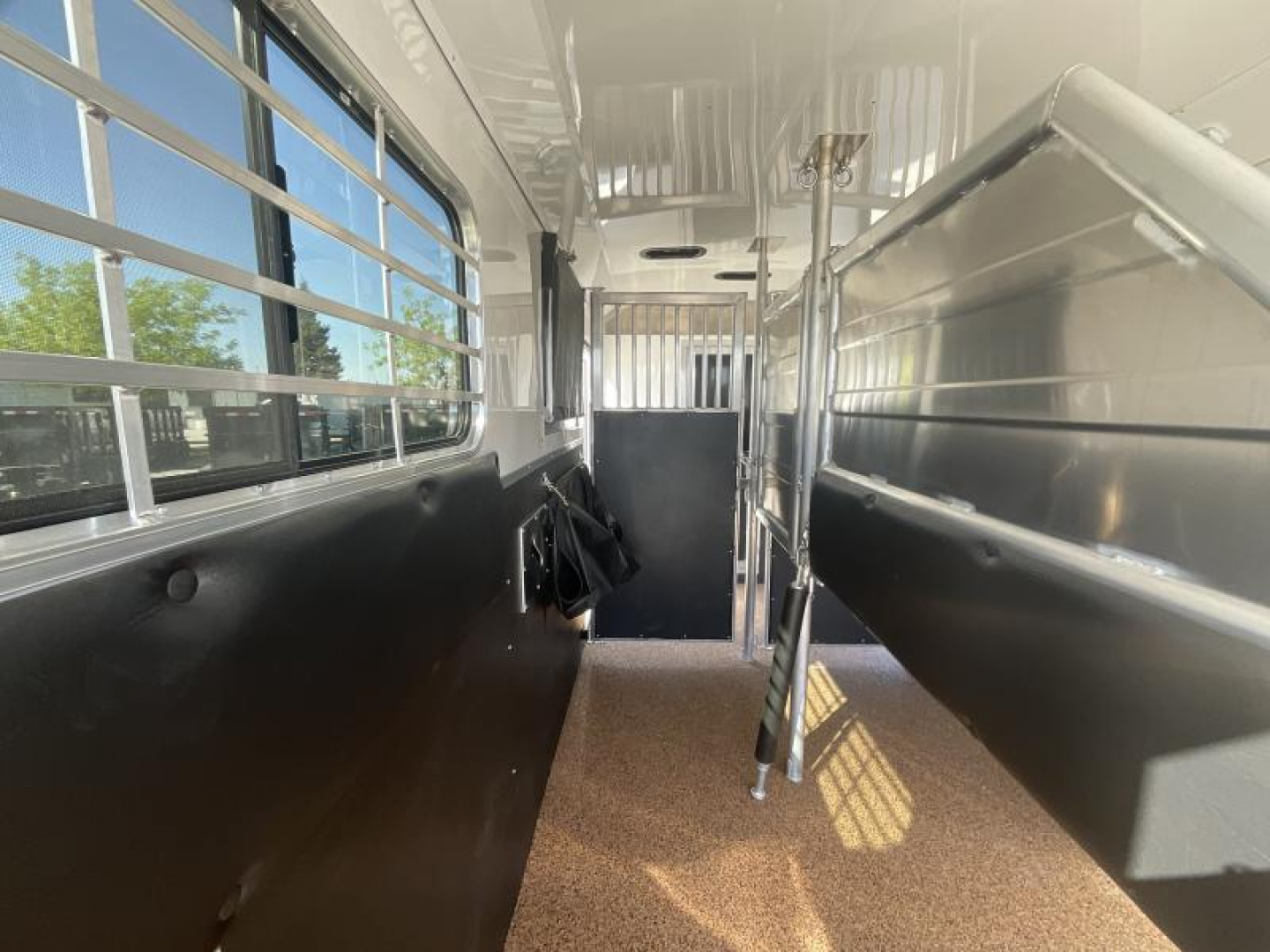 New 2025 Logan Coach RIOT2+1GN STR Horse Trailer