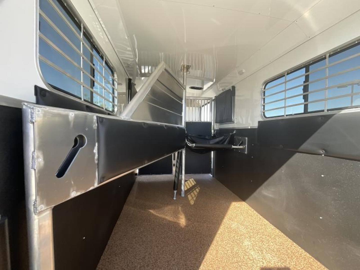 New 2025 Logan Coach RIOT2+1GN STR Horse Trailer