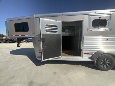 New 2025 Logan Coach RIOT2+1GN STR Horse Trailer