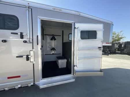 New 2025 Logan Coach RIOT2+1GN STR Horse Trailer