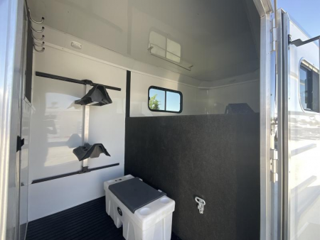 New 2025 Logan Coach RIOT2+1GN STR Horse Trailer