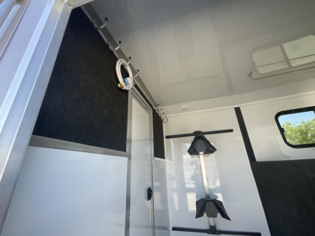 New 2025 Logan Coach RIOT2+1GN STR Horse Trailer