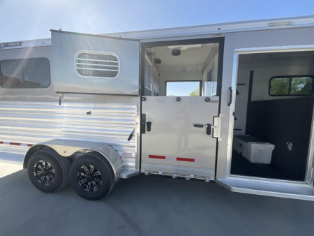 New 2025 Logan Coach RIOT2+1GN STR Horse Trailer
