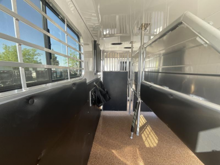 New 2025 Logan Coach RIOT2+1GN STR Horse Trailer