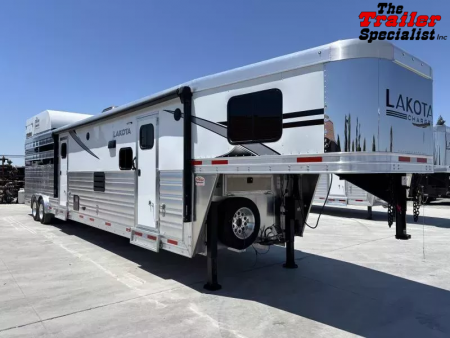 New 2026 Lakota CHL81413SR Horse Trailer
