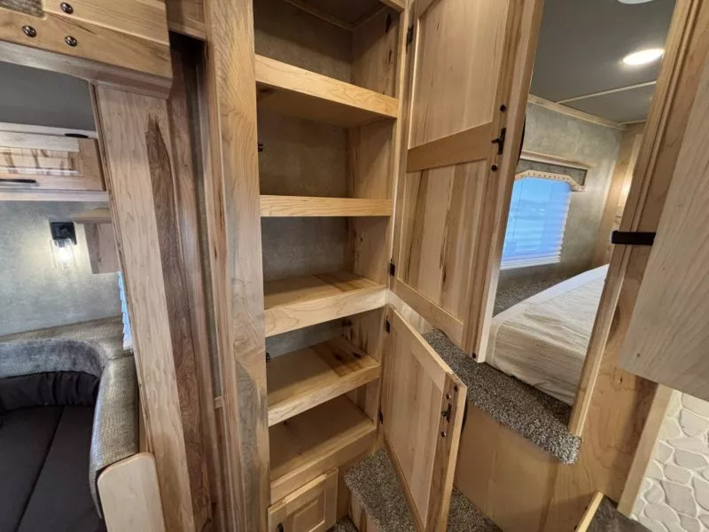 New 2026 Lakota IN8315FKP Horse Trailer