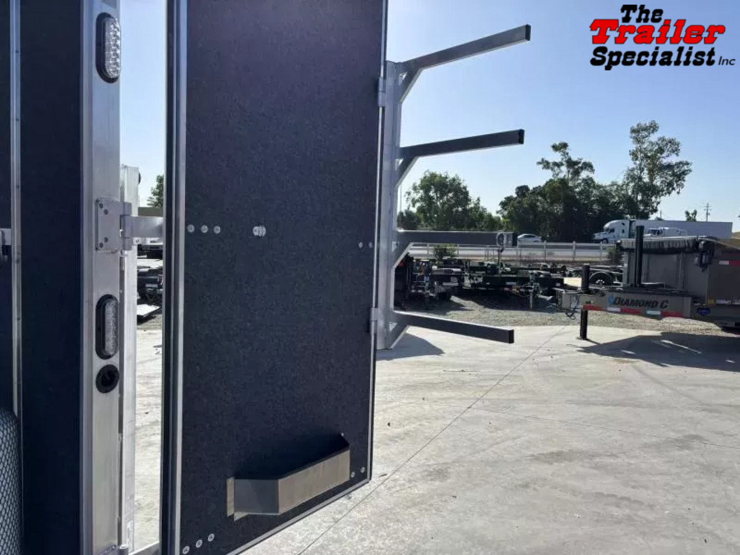 New 2026 Lakota IN8315FKP Horse Trailer