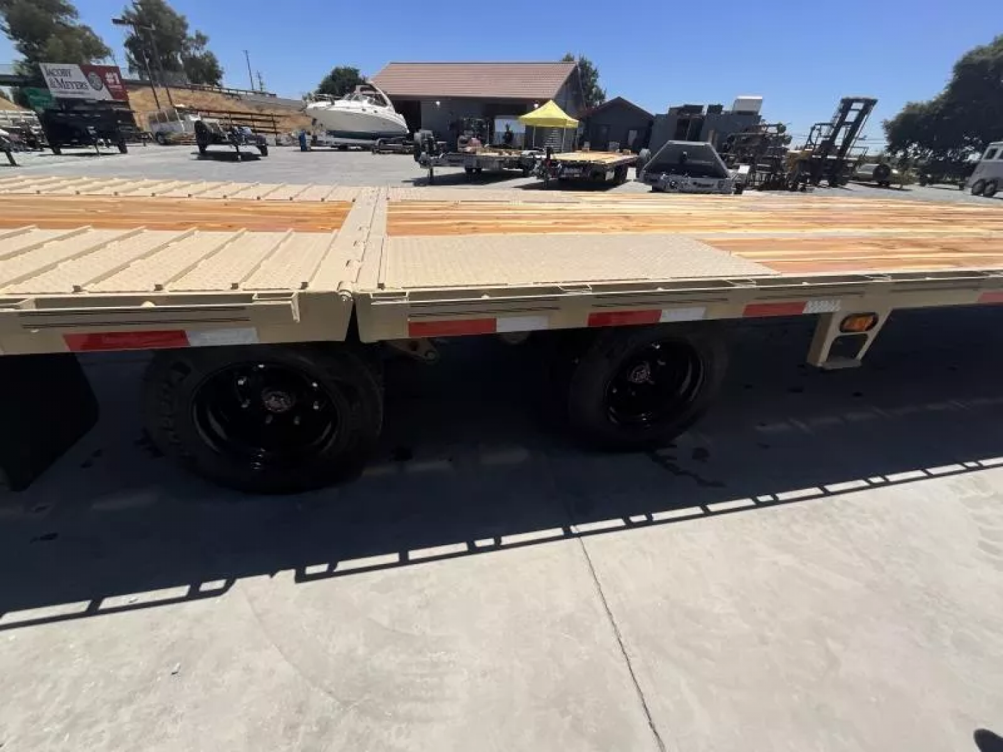 New 2025 Diamond C Trailers FMAX216L35X102HDT Flatbed Trailer