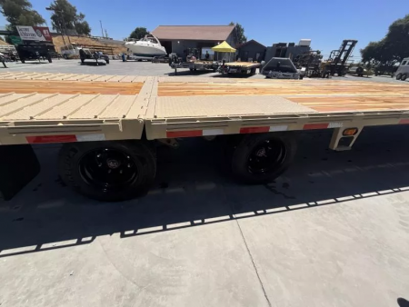 New 2025 Diamond C Trailers FMAX216L35X102HDT Flatbed Trailer