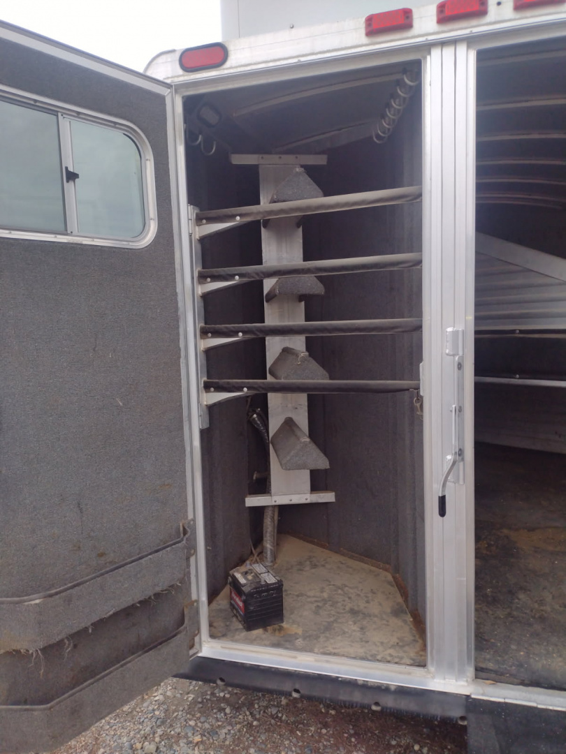 Used 2003 Elite Trailers 4 horse weekender Trailer