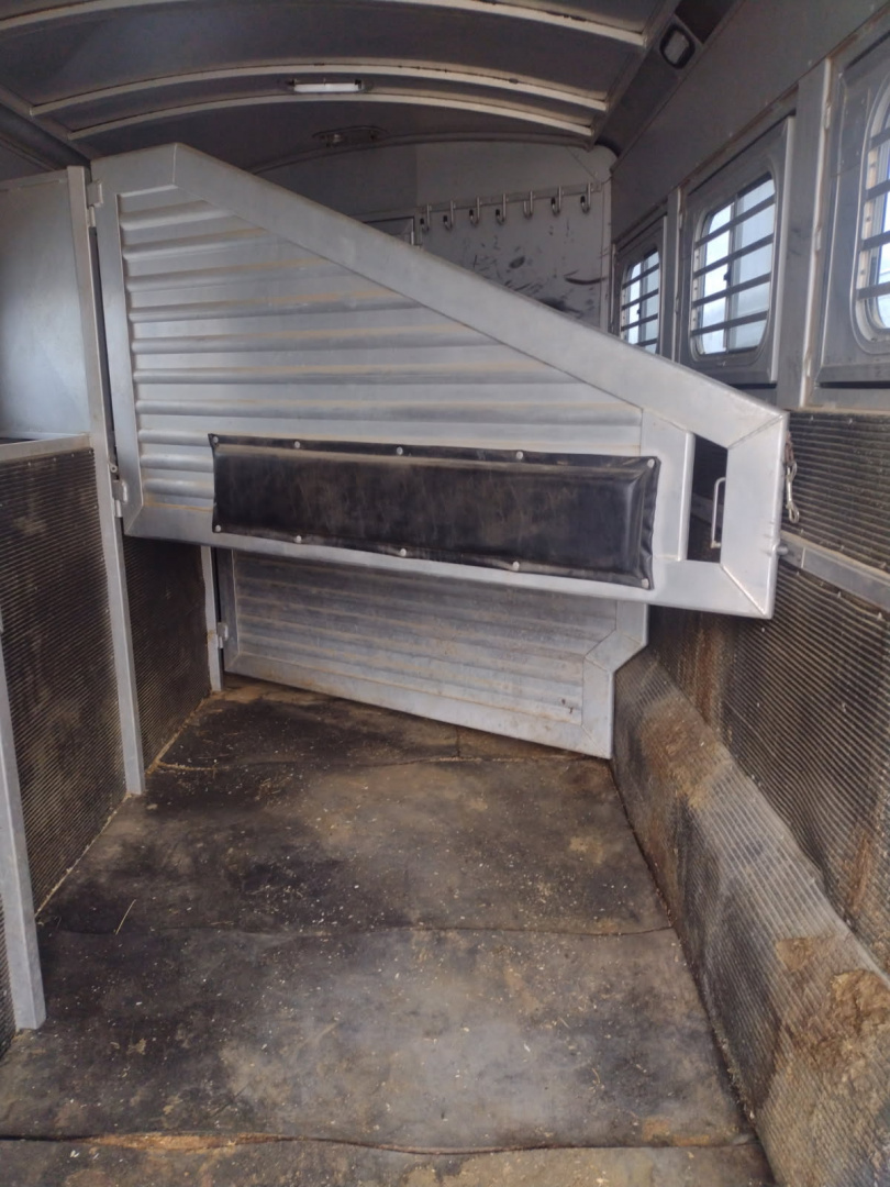 Used 2003 Elite Trailers 4 horse weekender Trailer