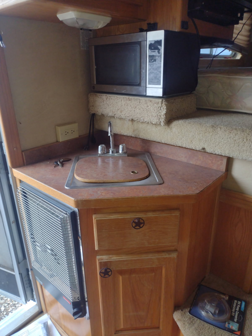 Used 2003 Elite Trailers 4 horse weekender Trailer