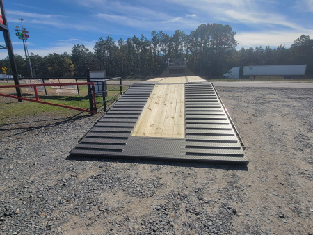 New 2026 Diamond C Trailers FMAX212 32' x 102" Hydraulic Dovetail Pacesetter Edition