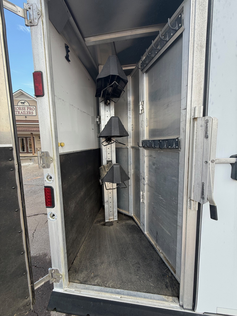 Used 2008 Featherlite Trailers 3H Slant GN LQ Shell Horse Trailer