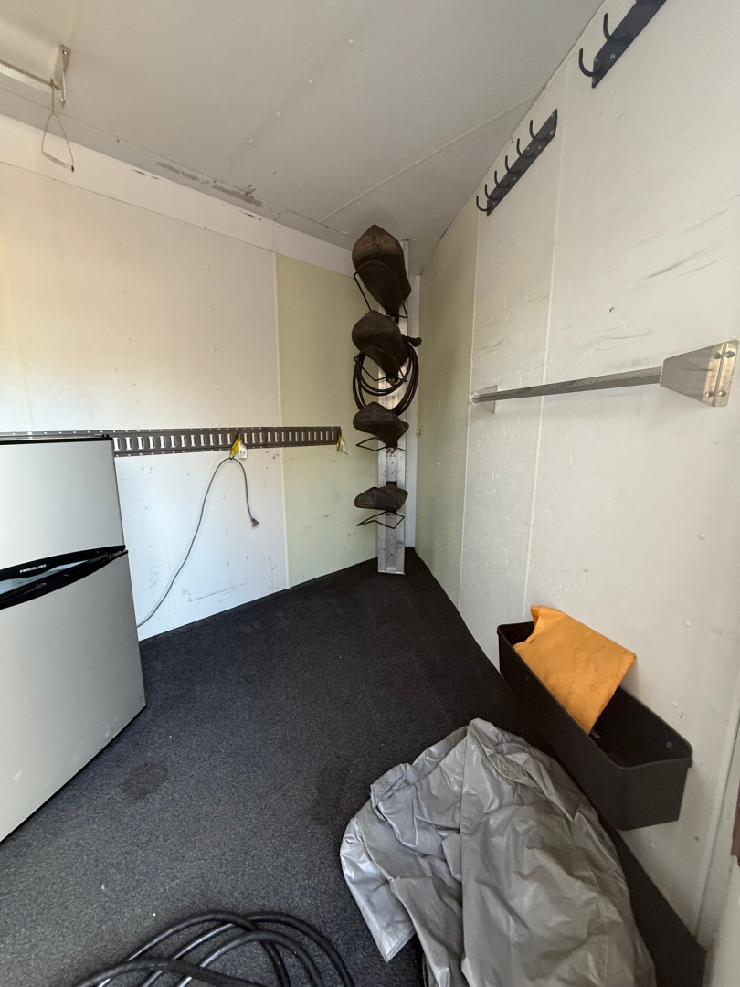 Used 2008 Featherlite Trailers 3H Slant GN LQ Shell Horse Trailer