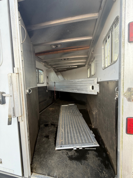 Used 2008 Featherlite Trailers 3H Slant GN LQ Shell Horse Trailer