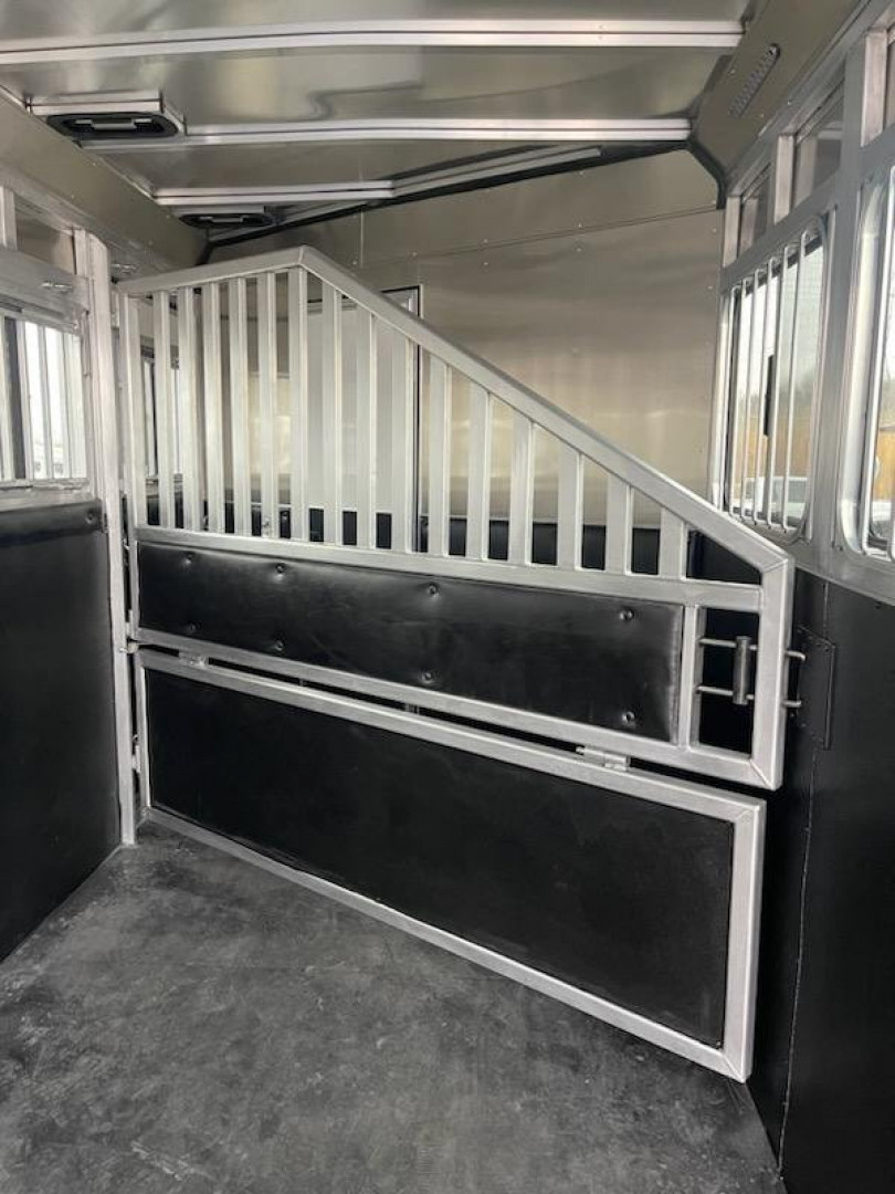 New 2026 Merhow Trailers Bronco 4H SL GN Horse Trailer