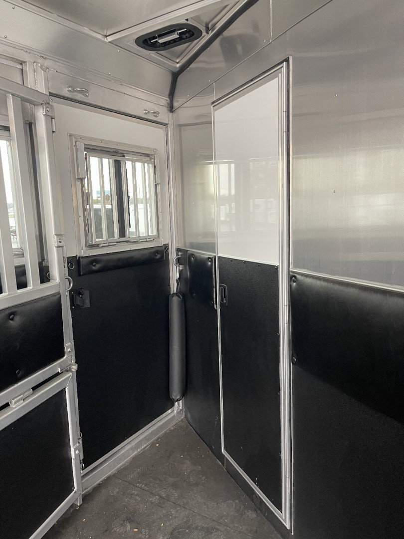 New 2025 Merhow Trailers Bronco 3H GN SL Horse Trailer