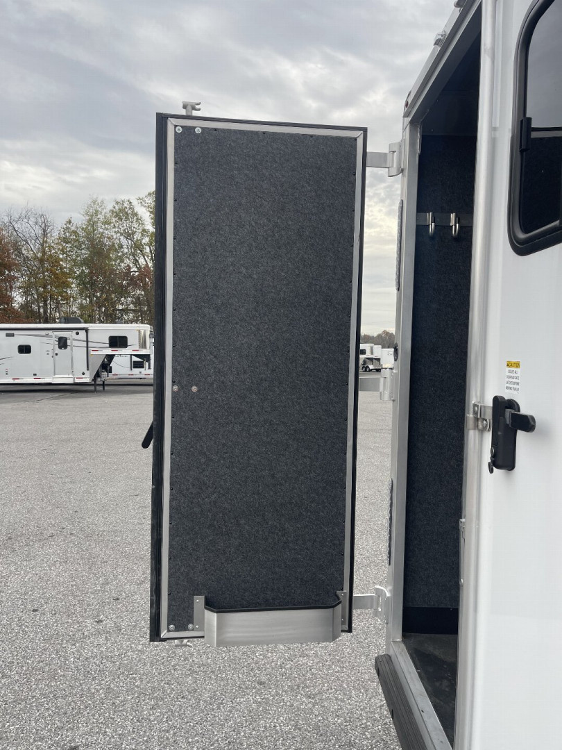 New 2025 Merhow Trailers Bronco 3H GN SL Horse Trailer