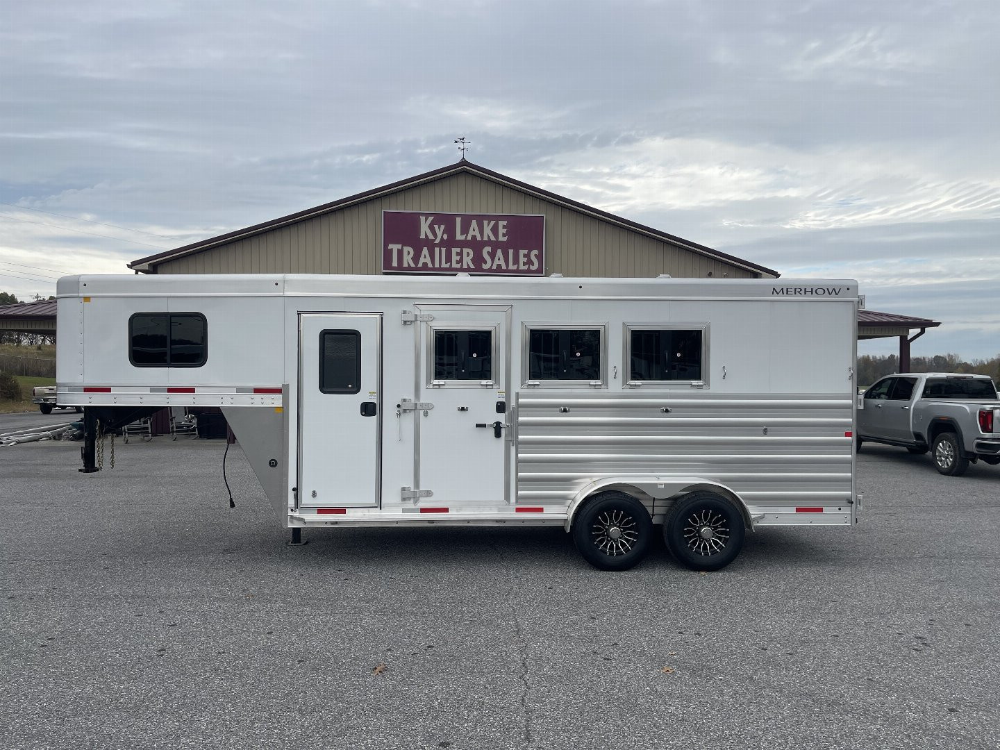 New 2025 Merhow Trailers Bronco 3H GN SL Horse Trailer