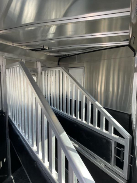 New 2025 Merhow Trailers Bronco 3H GN SL Horse Trailer