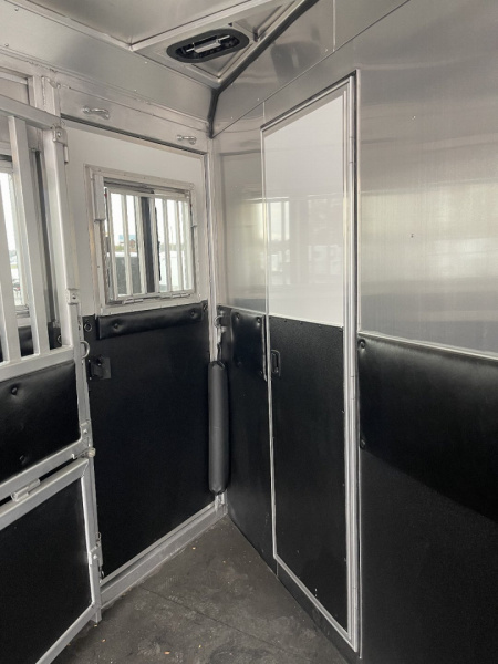 New 2025 Merhow Trailers Bronco 3H GN SL Horse Trailer