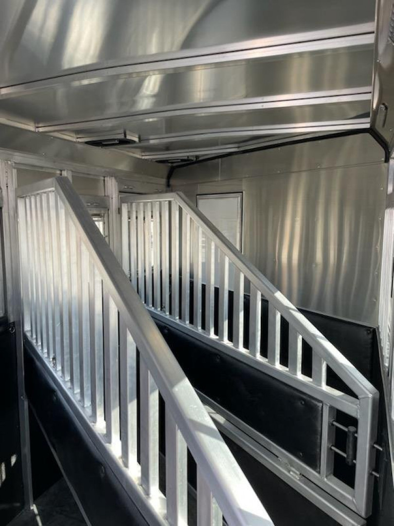 New 2026 Merhow Trailers Bronco 3H GN SL Horse Trailer