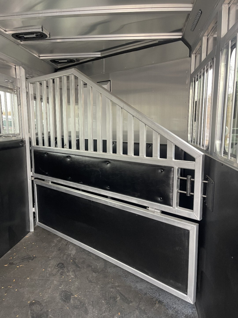 New 2026 Merhow Trailers Bronco 3H GN SL Horse Trailer