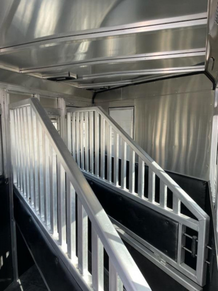 New 2026 Merhow Trailers Bronco 3H GN SL Horse Trailer