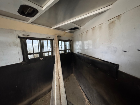 Used 2002 Trails West 2H GN Horse Trailer