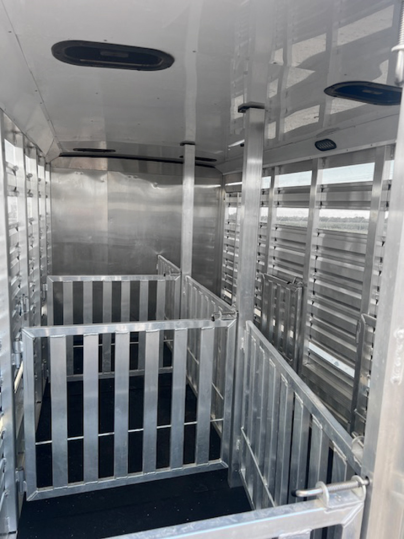 Used 2024 Exiss 6 Pen Bumper Pull Trailer