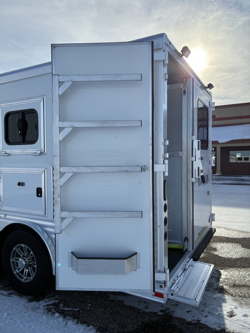 Used 2017 Lakota Charger 3H 11'LQ Horse Trailer