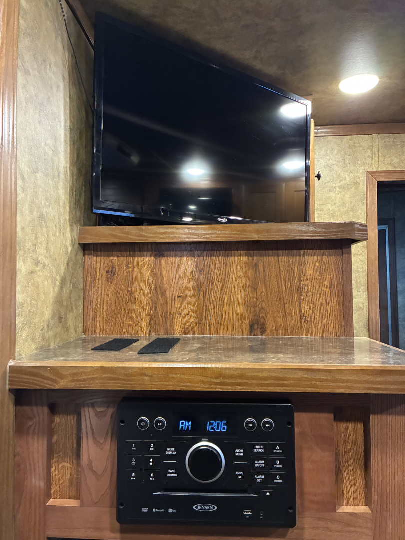 Used 2017 Lakota Charger 3H 11'LQ Horse Trailer