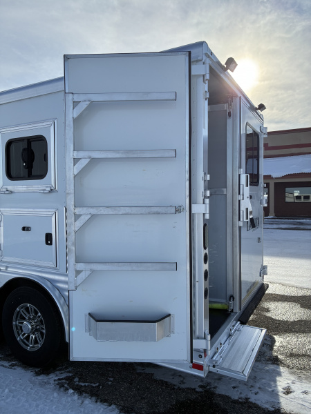 Used 2017 Lakota Charger 3H 11'LQ Horse Trailer