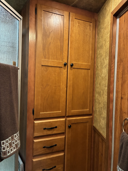 Used 2017 Lakota Charger 3H 11'LQ Horse Trailer