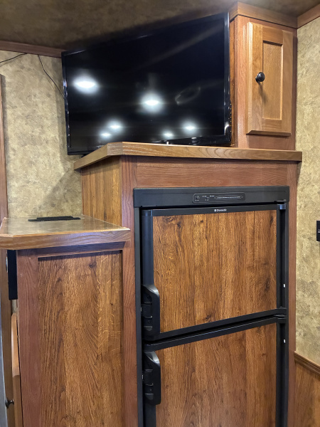 Used 2017 Lakota Charger 3H 11'LQ Horse Trailer