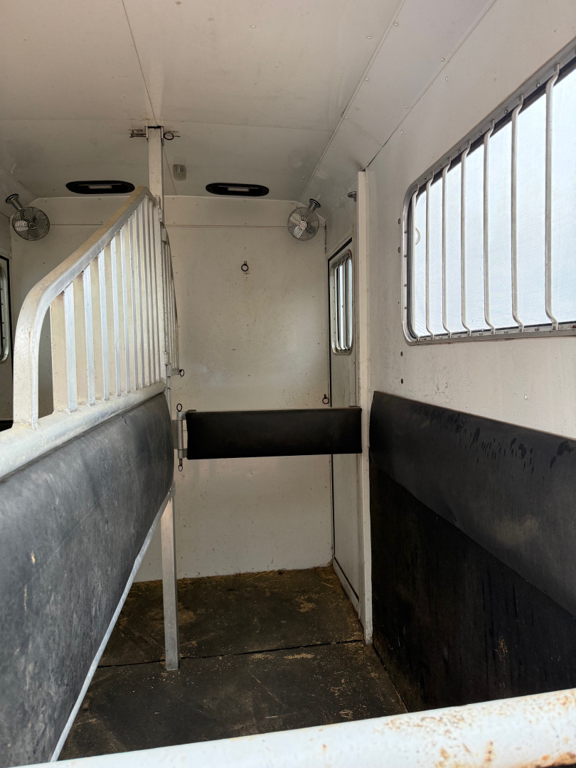Consignment 2007 Merhow Trailers 2H Equistar GN Horse Trailer