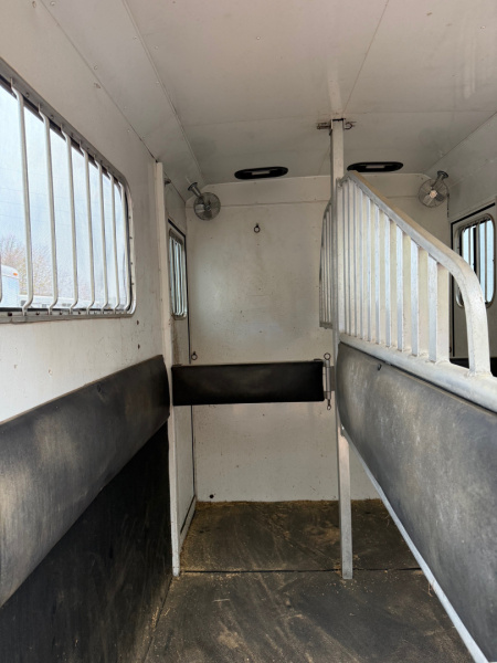 Consignment 2007 Merhow Trailers 2H Equistar GN Horse Trailer