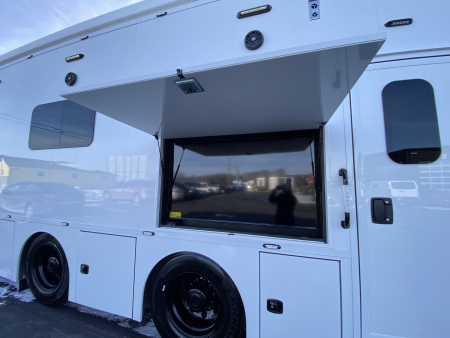 New JDCC 46' Freightliner Custom Coach