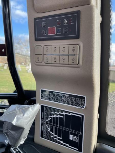 New Mahindra 60754CPAL 4WD POWER SHUTTLE Tractor